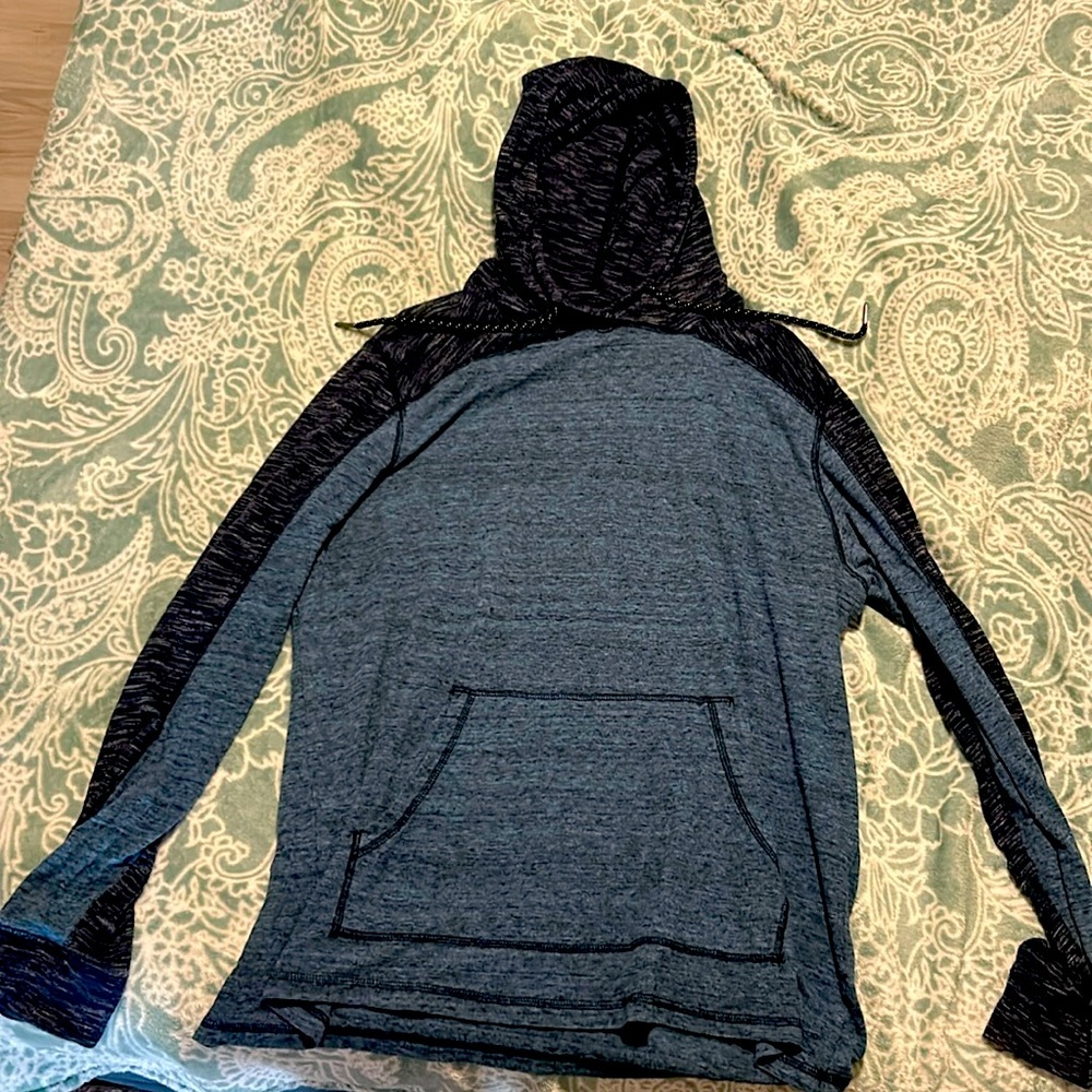 Hooded Long sleeve shirt. XL. Like new. Front pouch